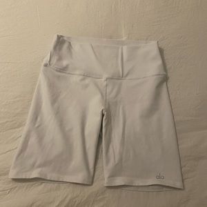 ALO Yoga white biker shorts in great condition🤍🤍